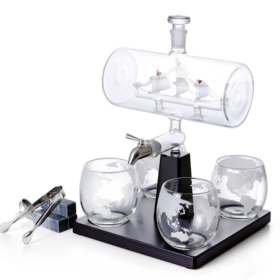 Weinbehälter aus Glas in Segelbootform