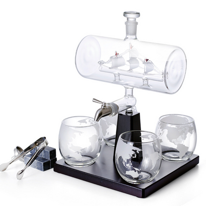 Weinbehälter aus Glas in Segelbootform
