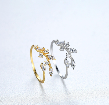 Verstellbarer Zirkonring für Damen mit frischer Blume