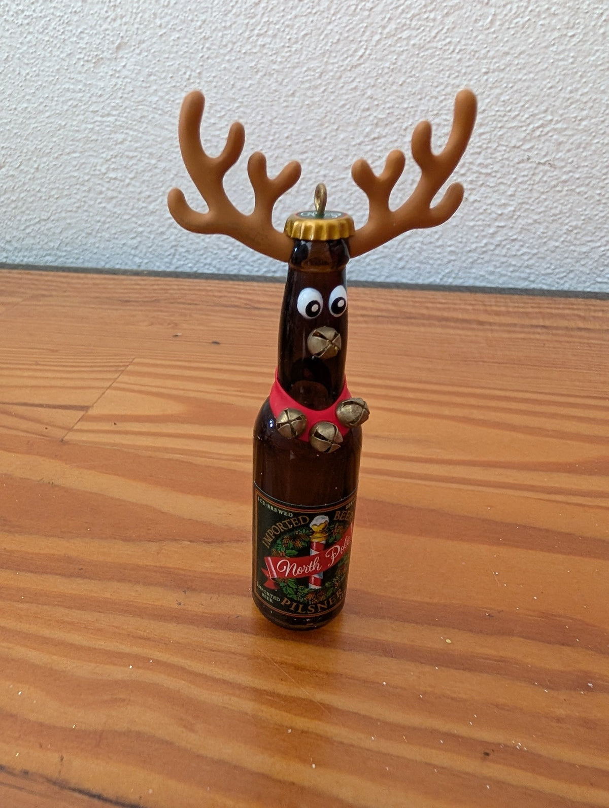 Bierflaschen-Rentier-Ornament von Unbekannt - Ornamente (Glas, Kunststoff, Metall-Ornament, Neuheit, Ausgefallen, Braun, Rot, Hellbraun)