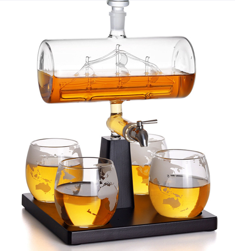 Weinbehälter aus Glas in Segelbootform